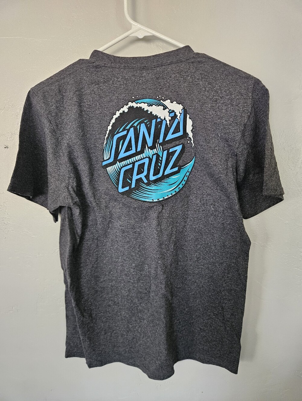 Santa Cruz Skateboards NWOT Youth XL Gray Graphic Tee Blue Wave Logo T-shirt